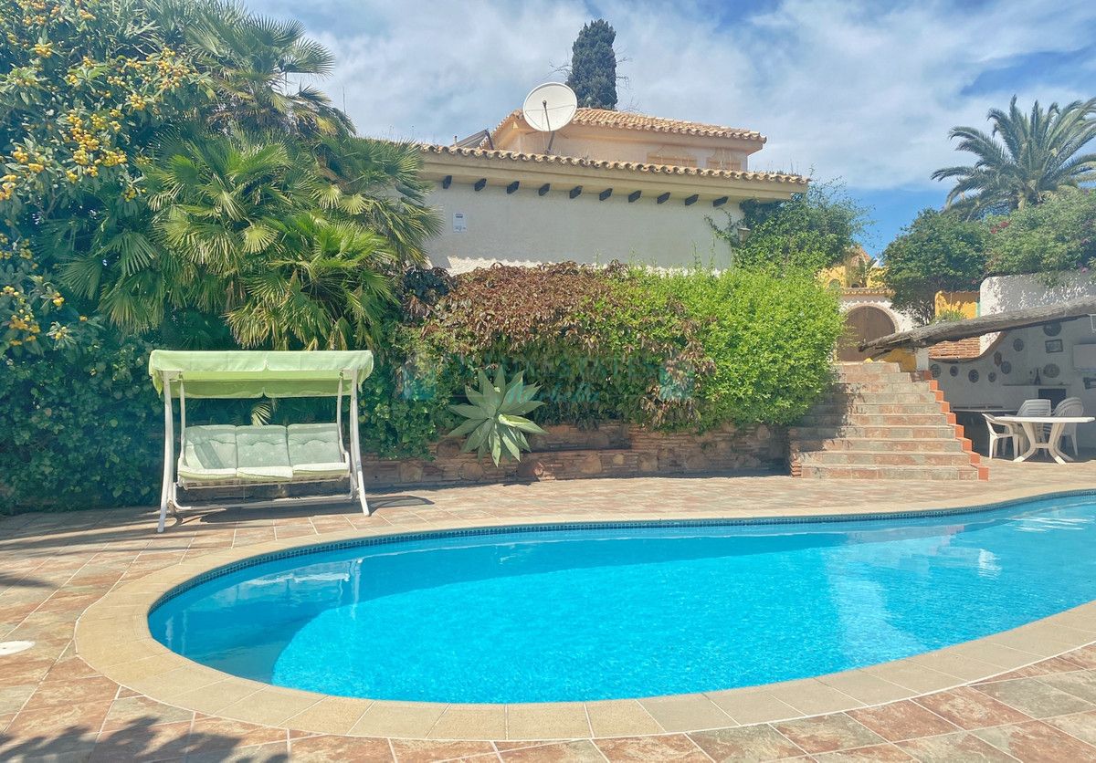 Villa for sale in El Rosario, Marbella East