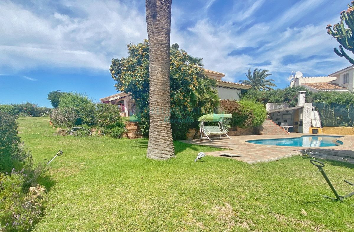 Villa for sale in El Rosario, Marbella East