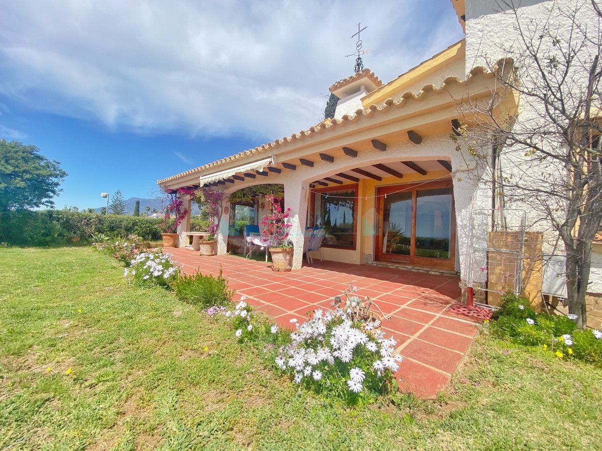 Villa for sale in El Rosario, Marbella East