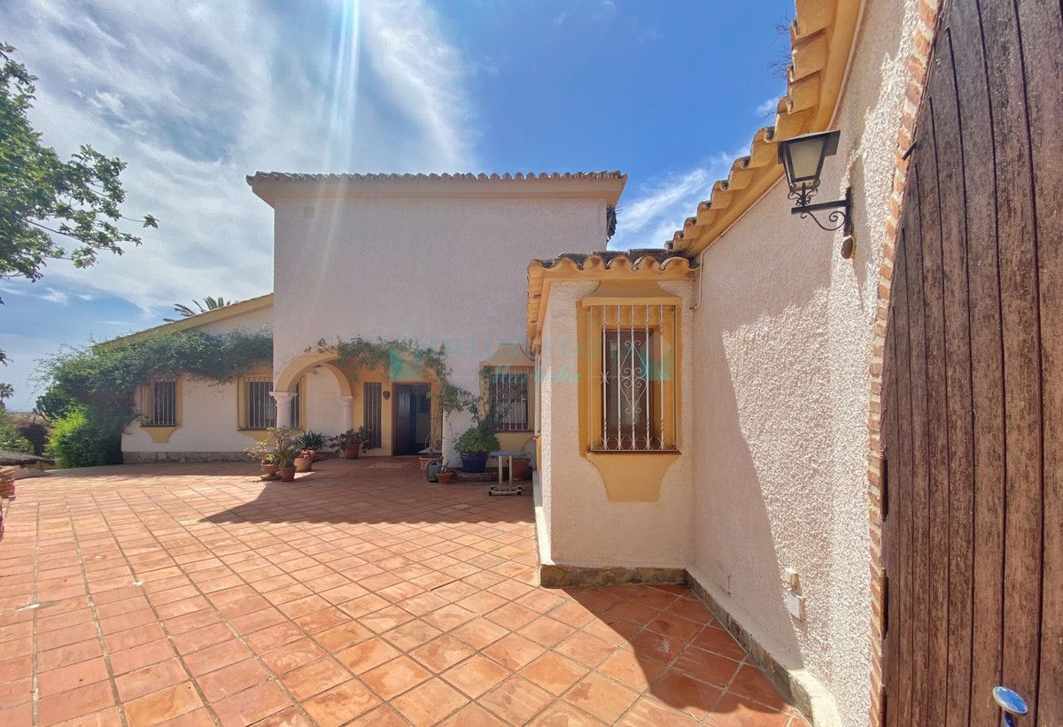 Villa for sale in El Rosario, Marbella East