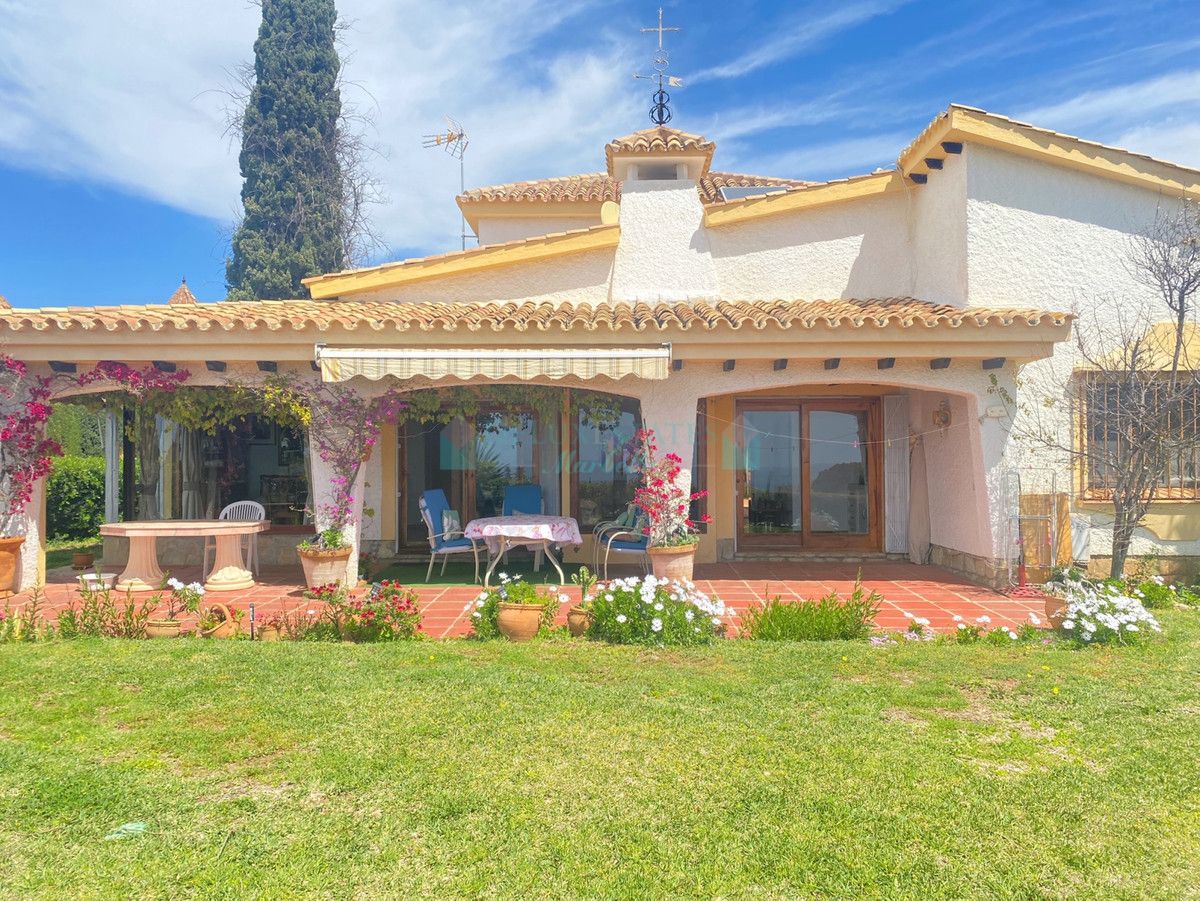 Villa for sale in El Rosario, Marbella East