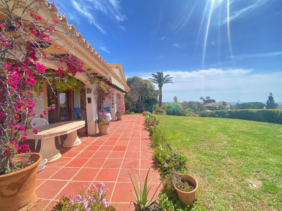 Villa for sale in El Rosario, Marbella East