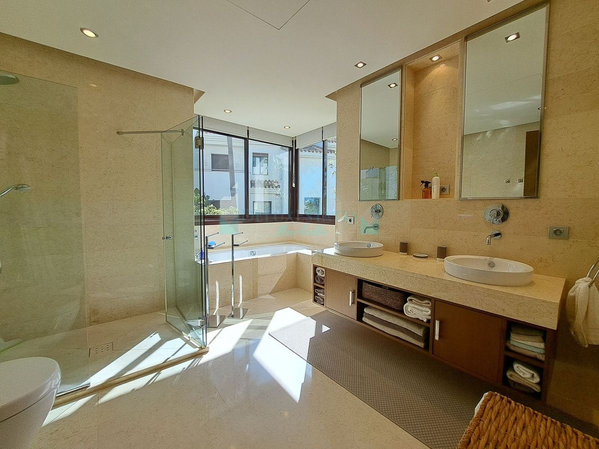 Apartment for sale in Benahavis