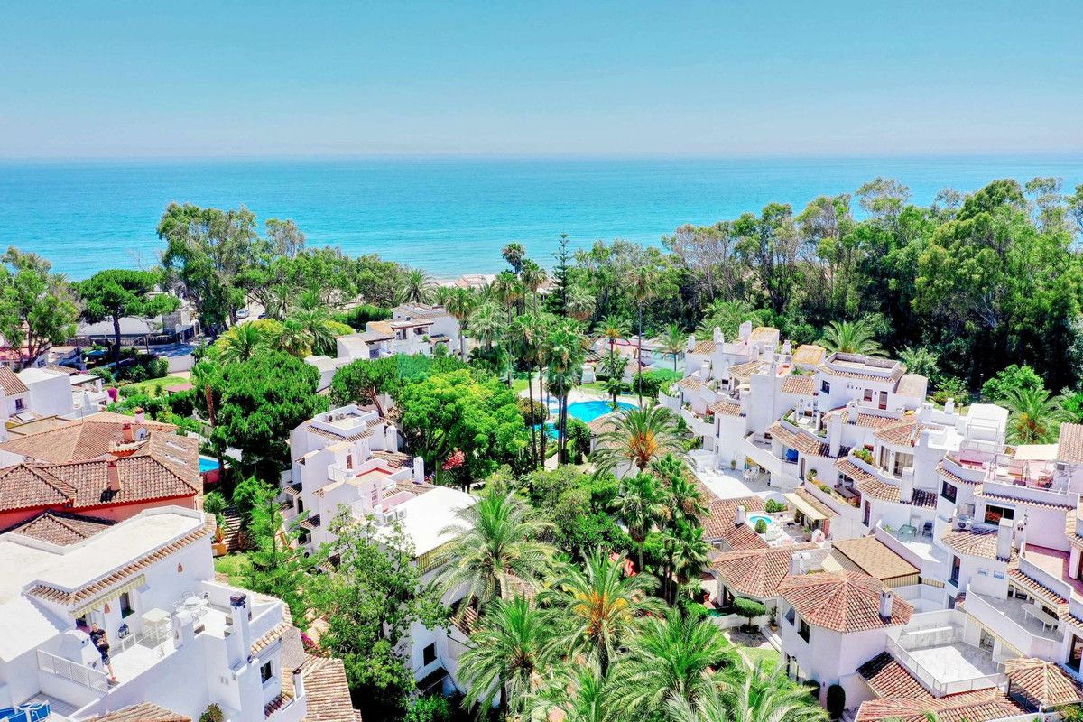 Penthouse for sale in Elviria, Marbella East