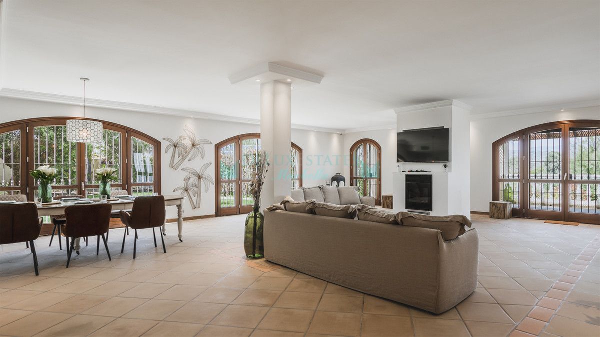 Villa for sale in Estepona