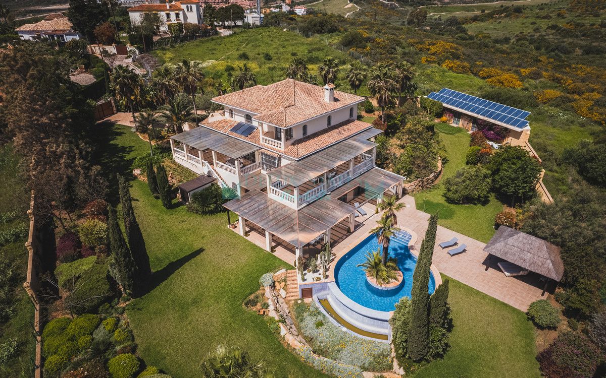 Villa for sale in Estepona