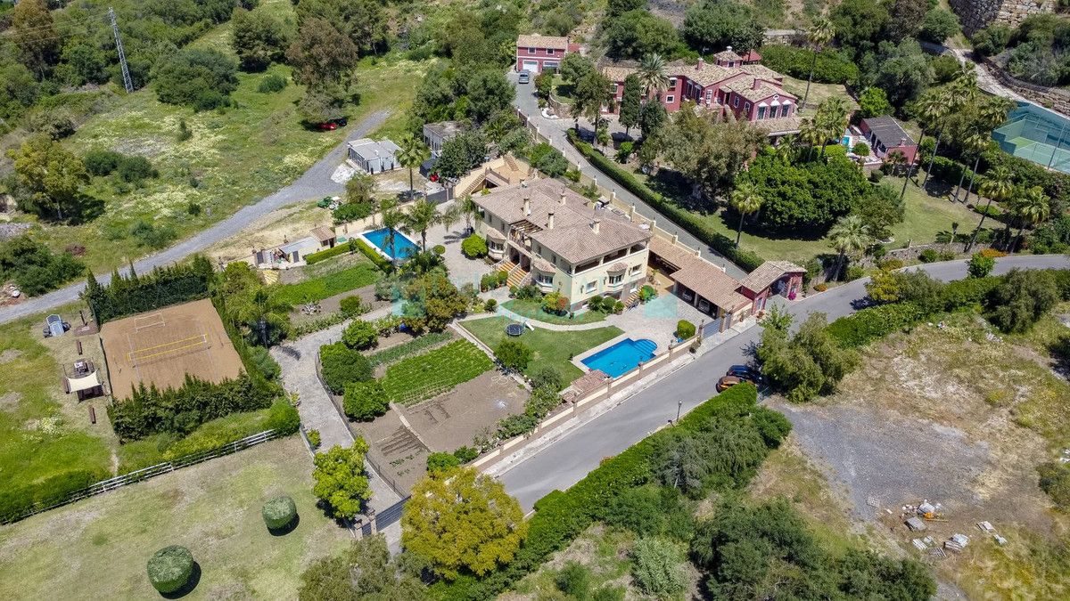 Villa for sale in Benahavis