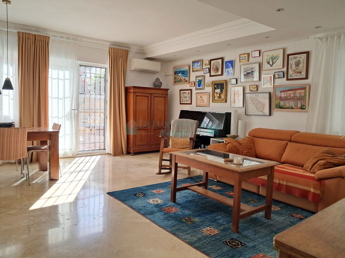 Villa Pareada en venta en Estepona