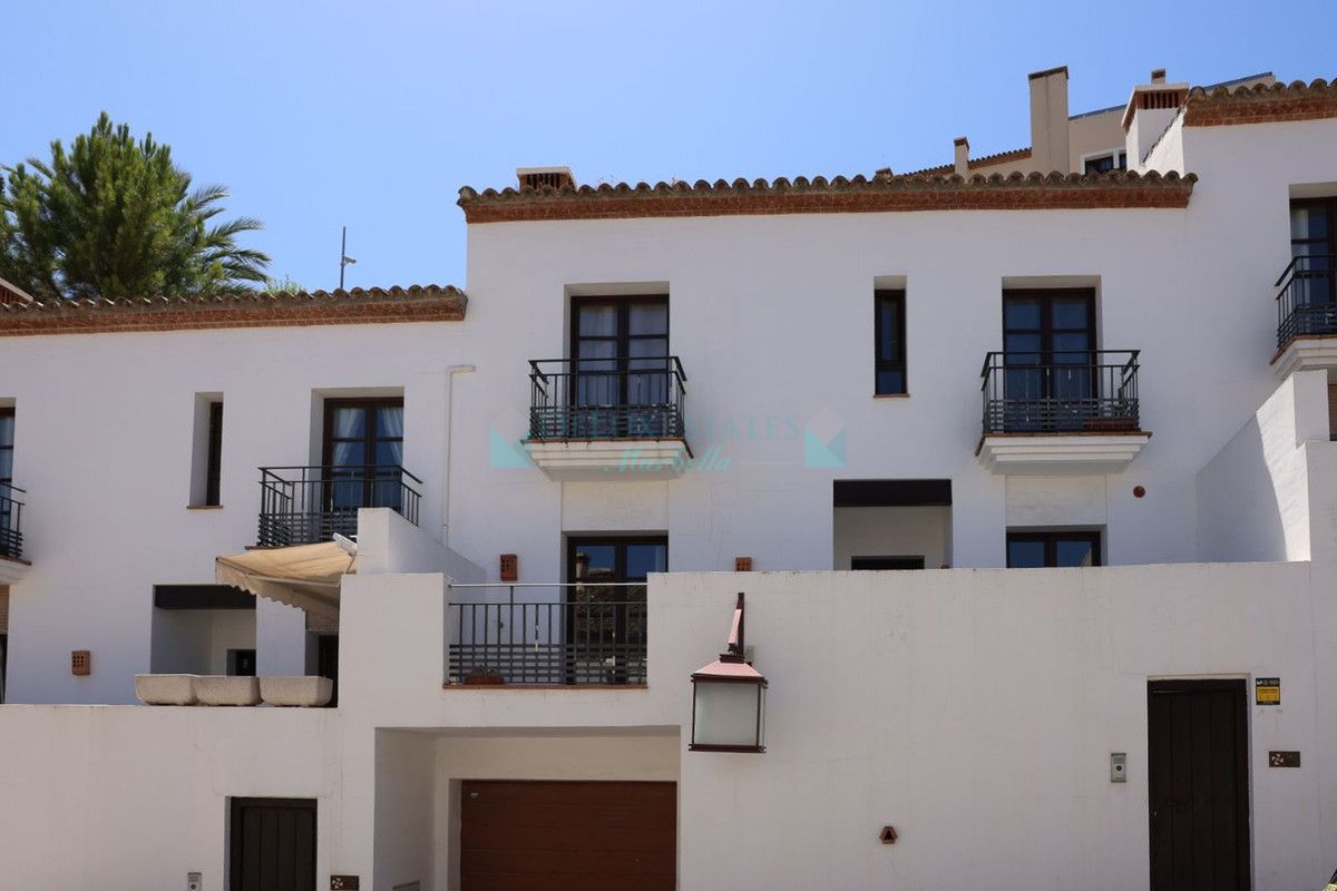 Town House for sale in Benahavis