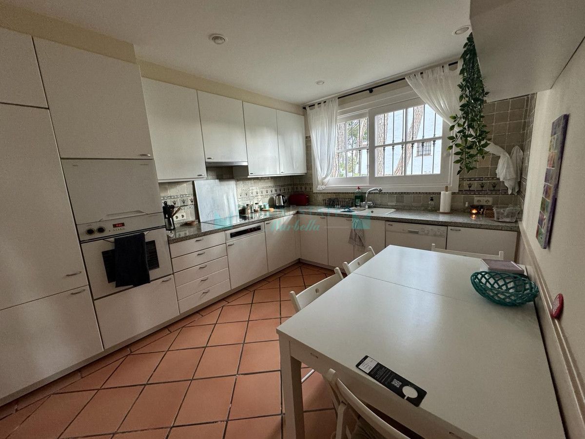 Adosado en alquiler en Aloha, Nueva Andalucia