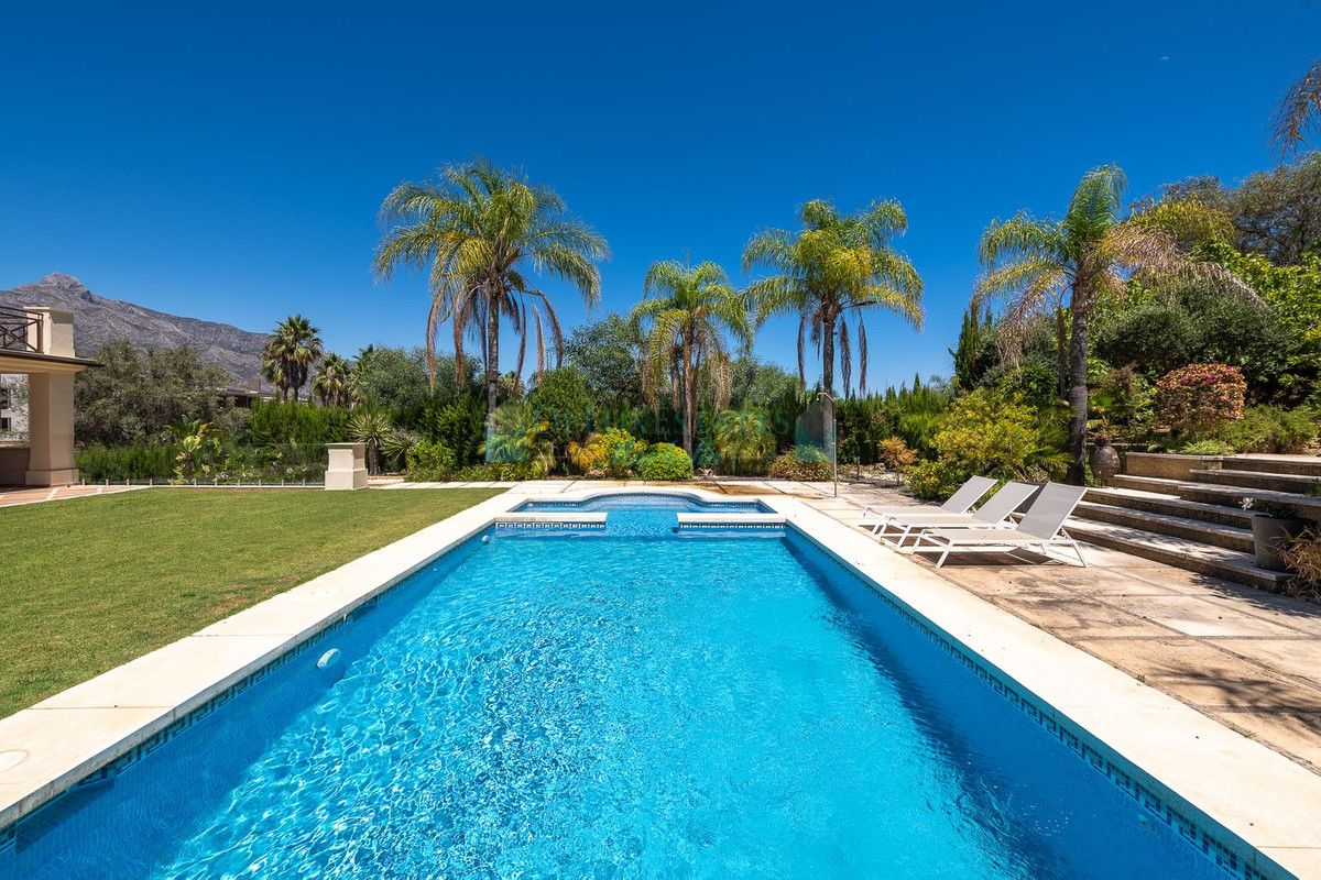 Villa for sale in Nueva Andalucia