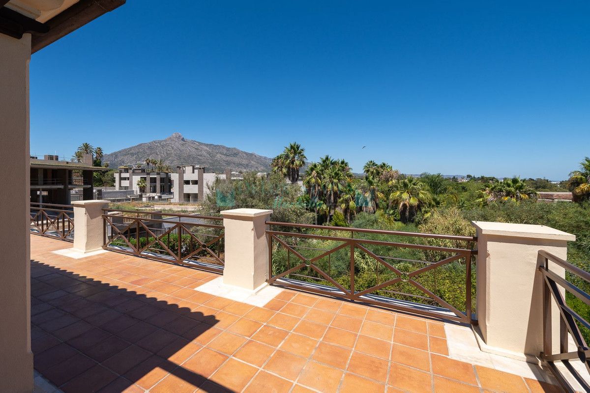 Villa for sale in Nueva Andalucia