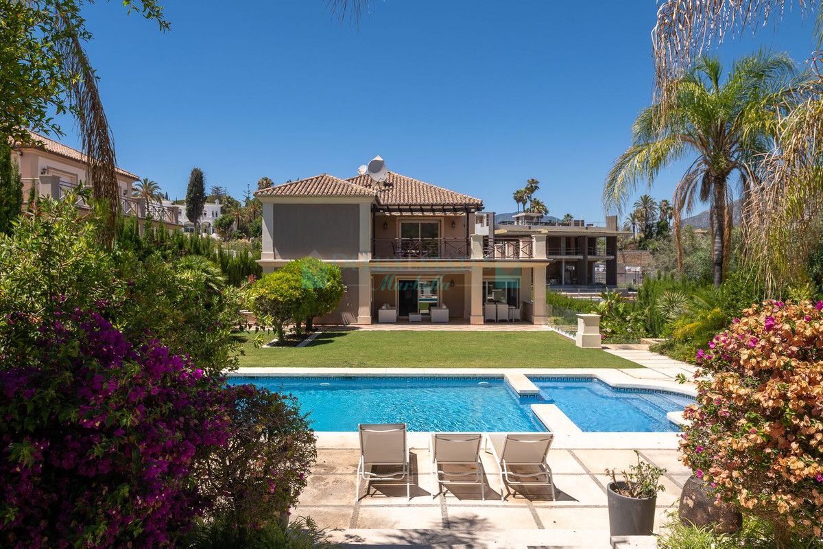 Villa for sale in Nueva Andalucia