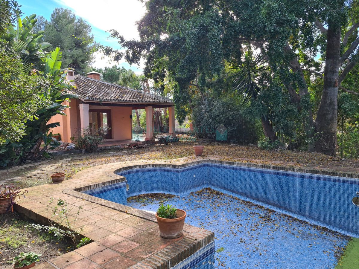 Villa for sale in Las Brisas, Nueva Andalucia