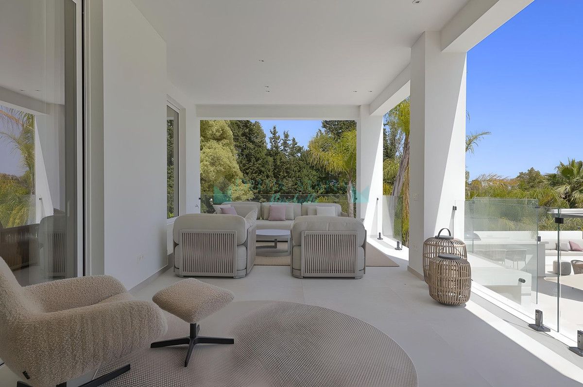 Villa for sale in Atalaya, Estepona