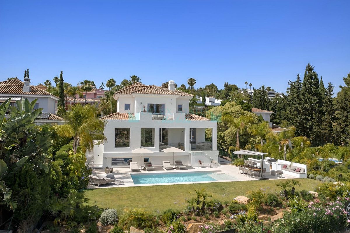 Villa for sale in Atalaya, Estepona