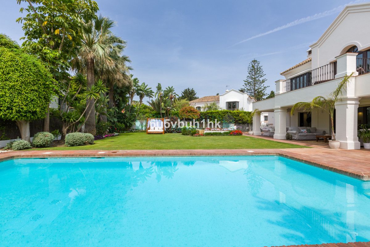 Villa for sale in Estepona