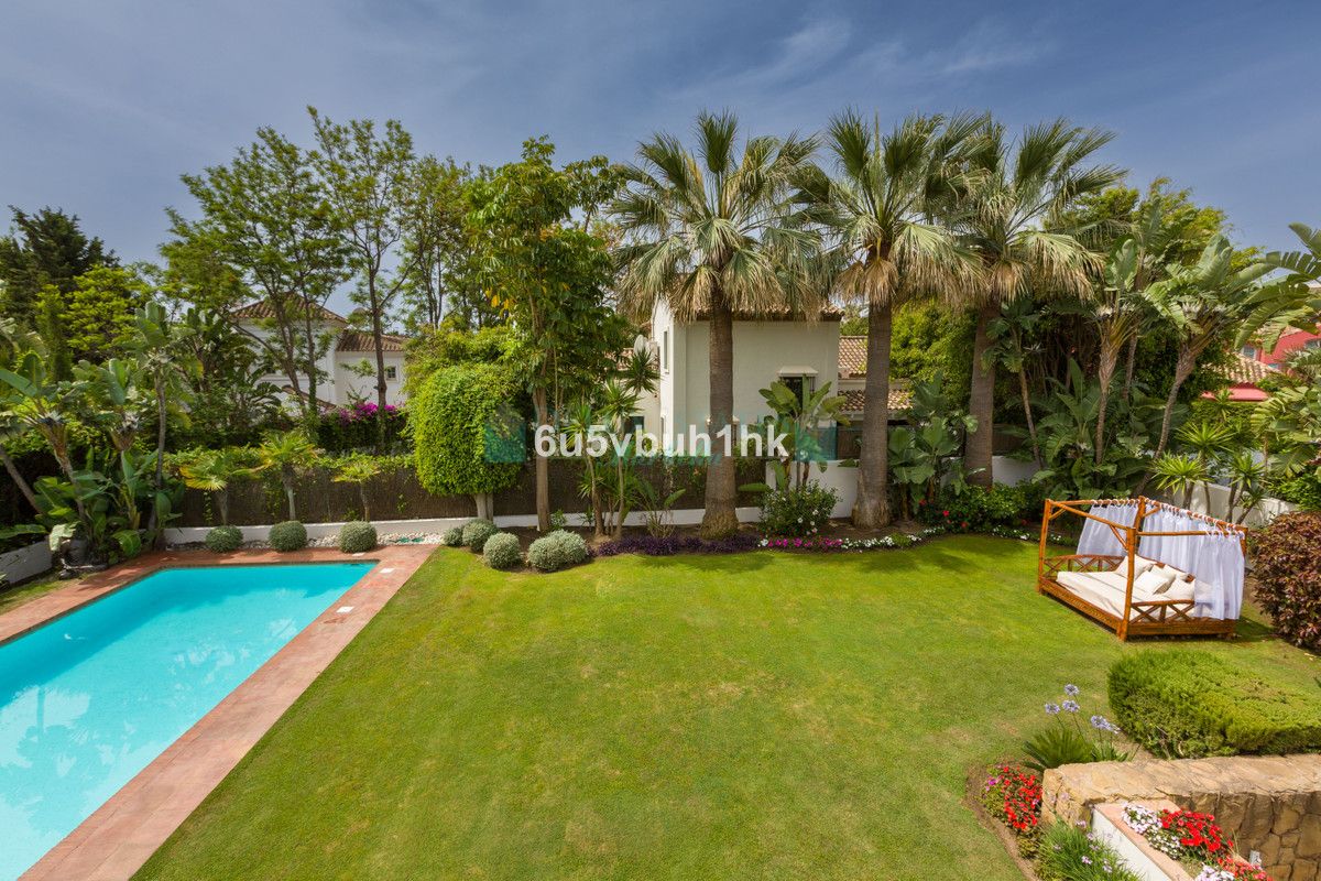 Villa for sale in Estepona