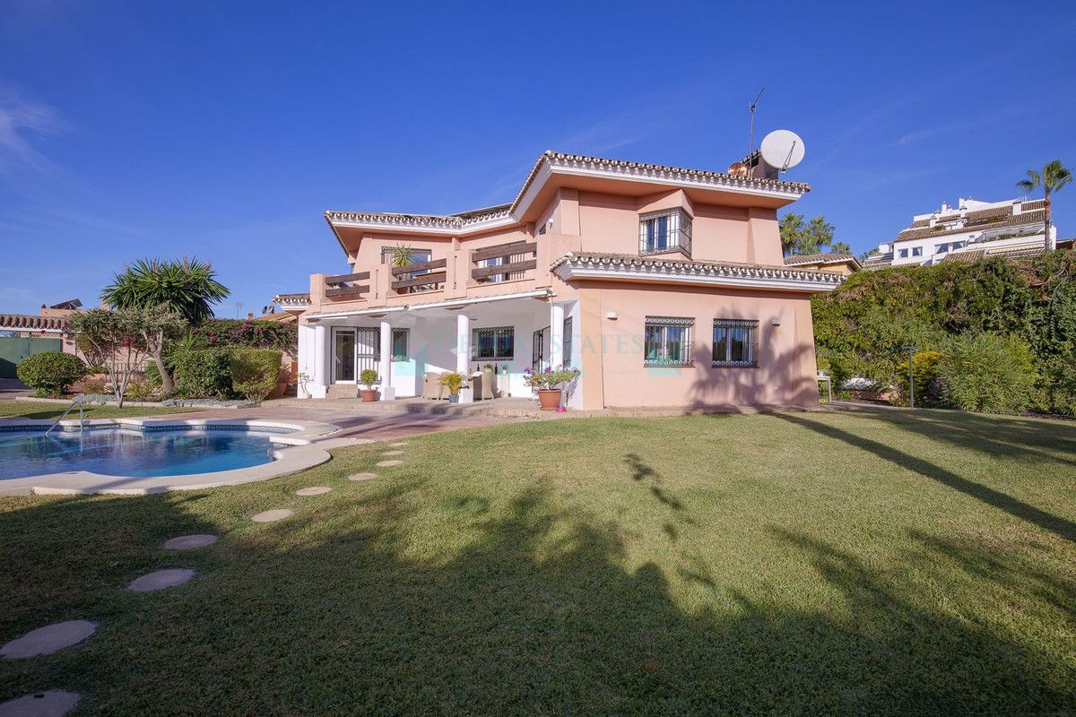 Villa for sale in Atalaya, Estepona