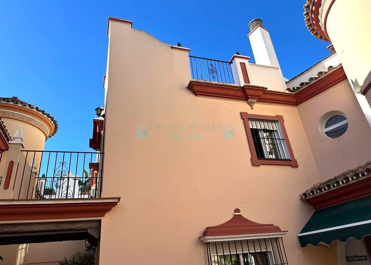 Town House for sale in Estepona