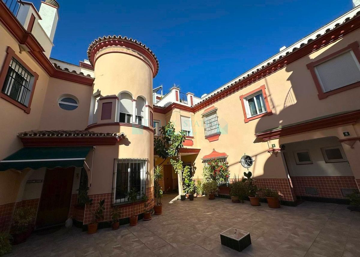 Town House for sale in Estepona