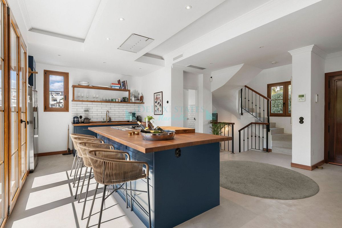 Villa for sale in Estepona