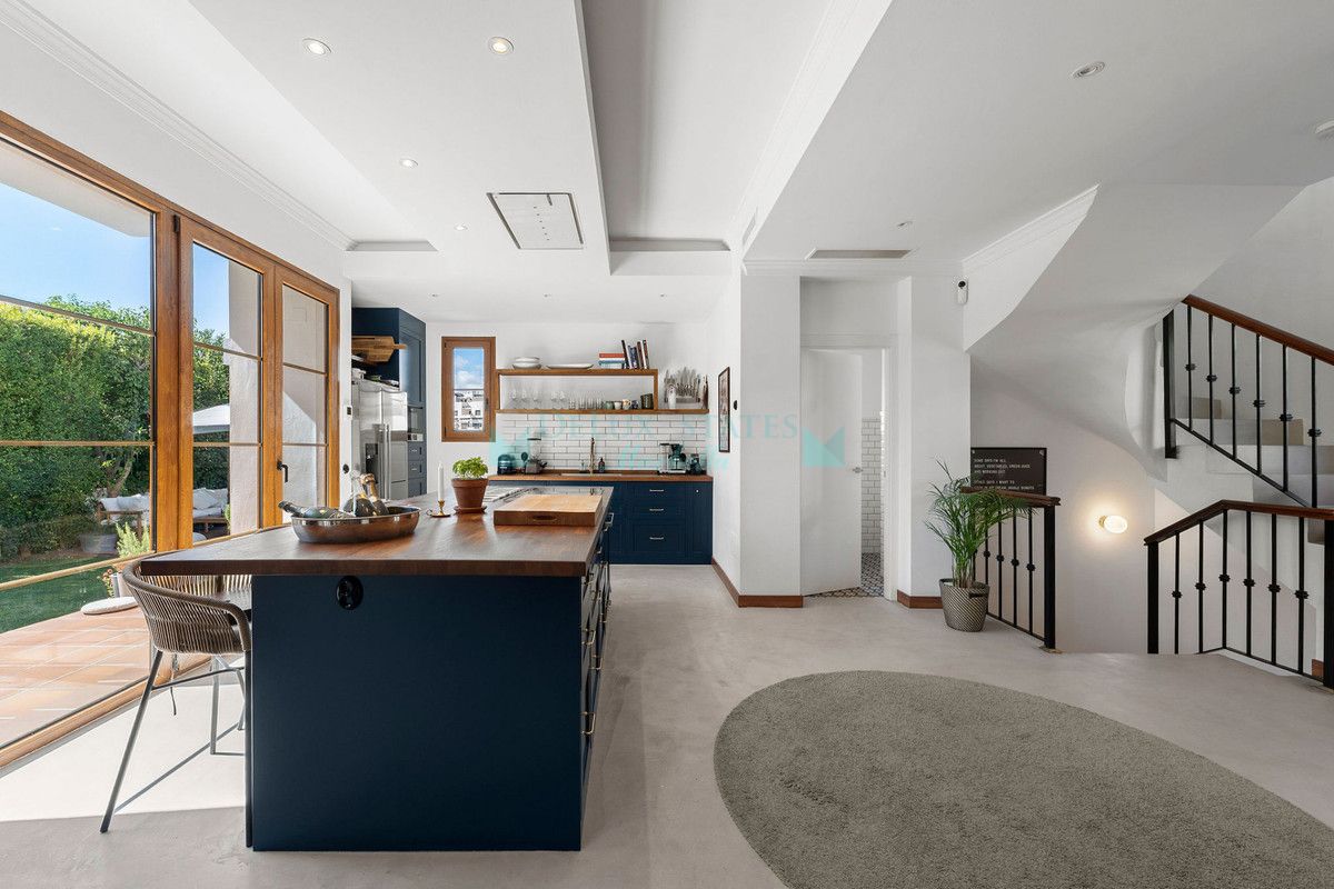 Villa for sale in Estepona