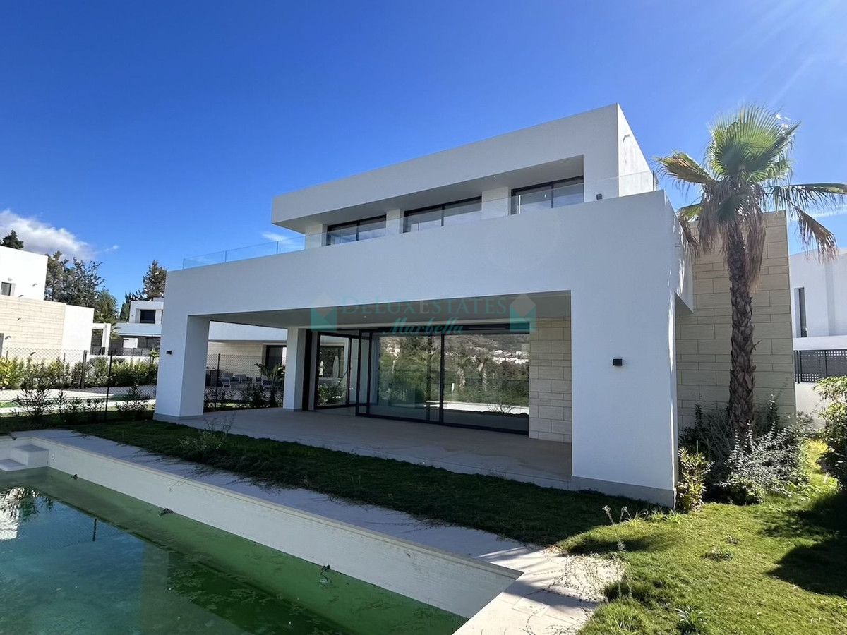 Villa for sale in Rio Real, Marbella East