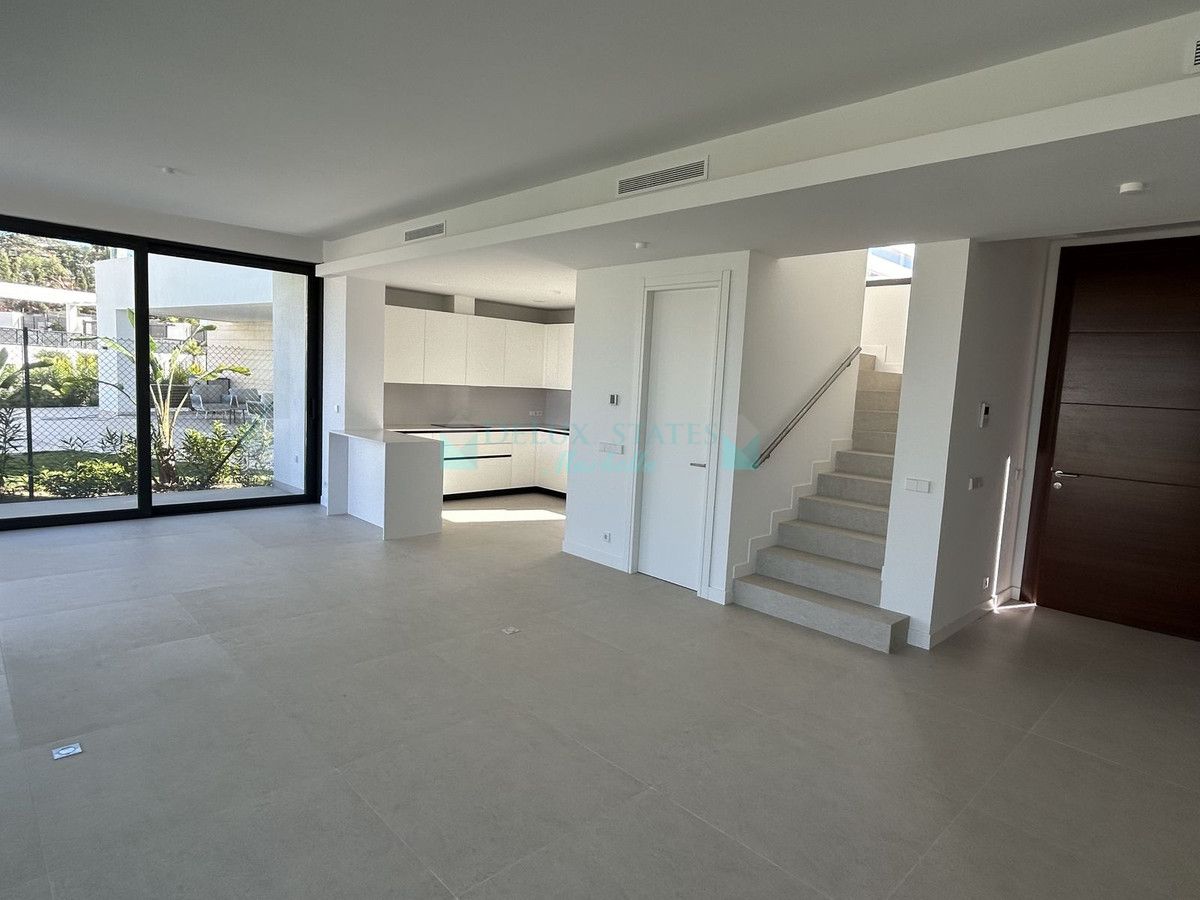 Villa for sale in Rio Real, Marbella East