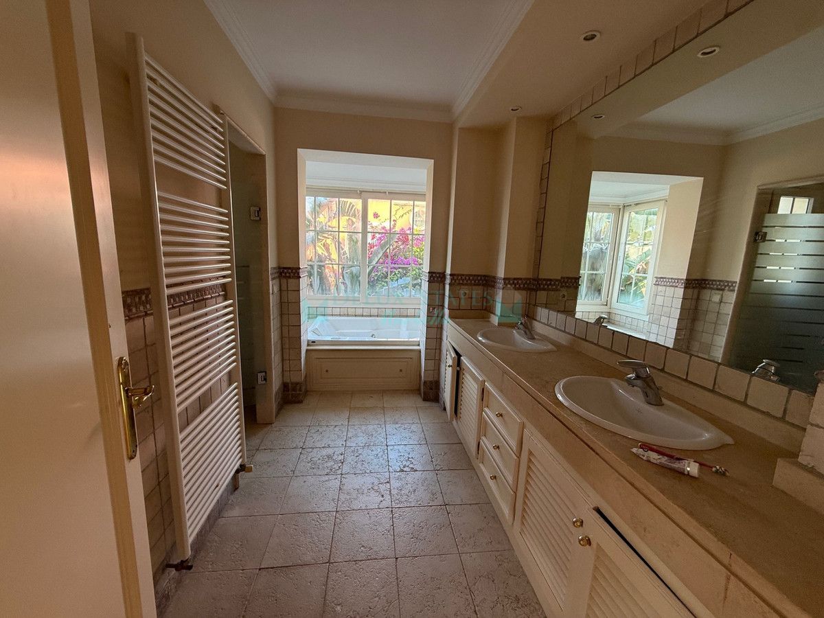 Villa for sale in Marbella - Puerto Banus
