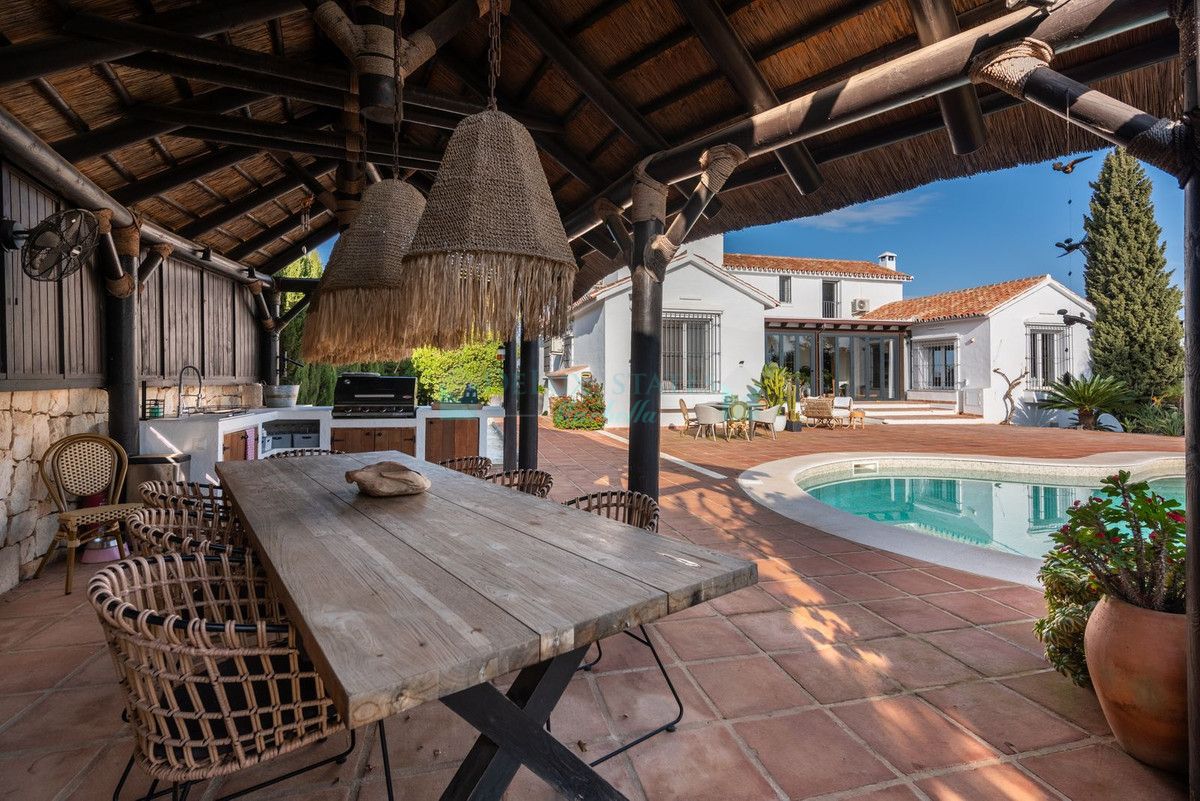 Villa for sale in La Mairena, Marbella East