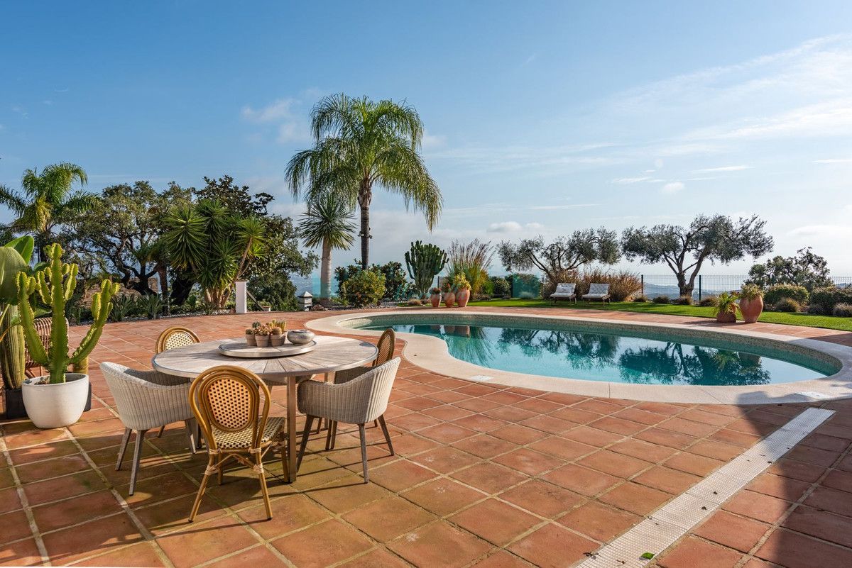 Villa for sale in La Mairena, Marbella East