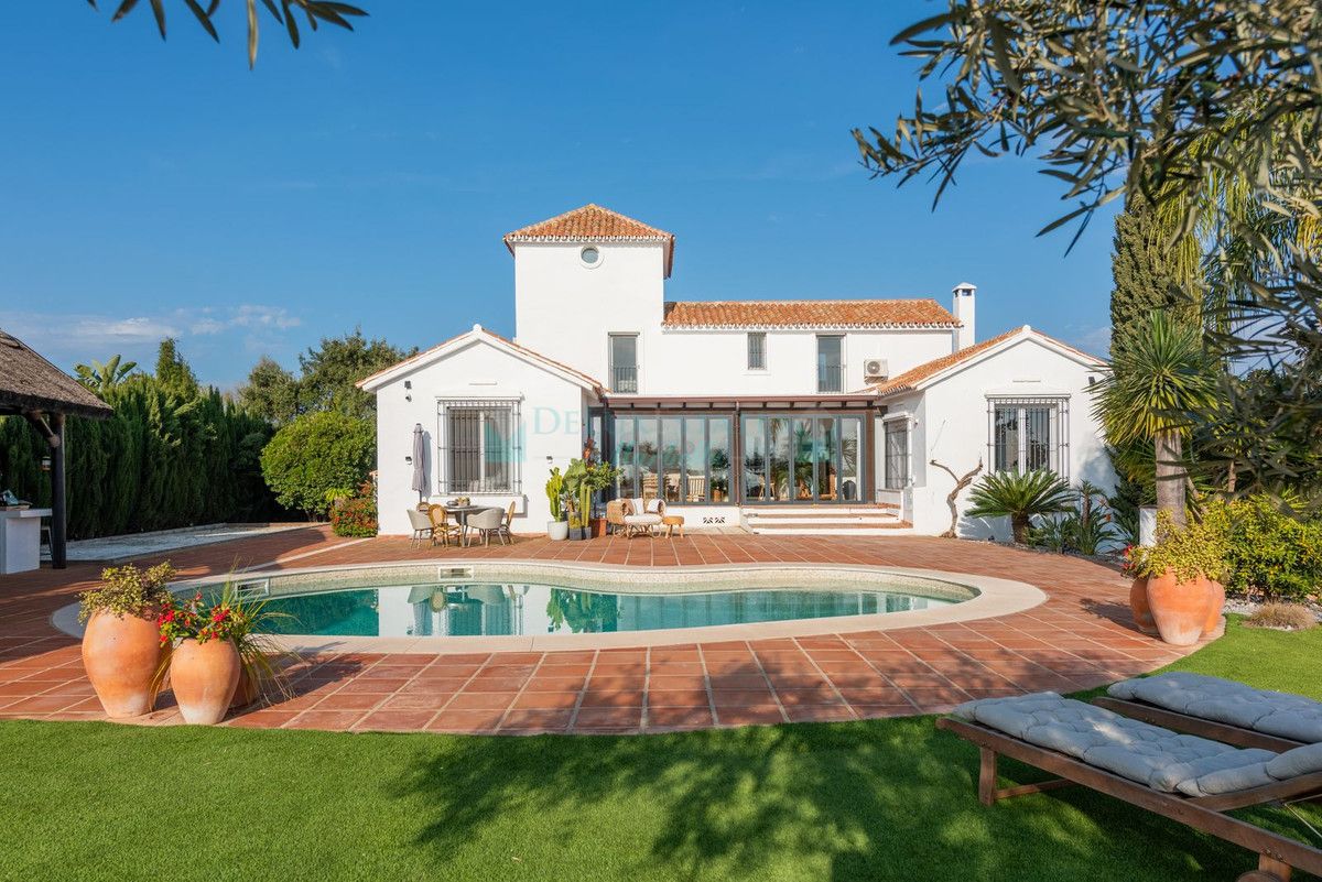 Villa for sale in La Mairena, Marbella East