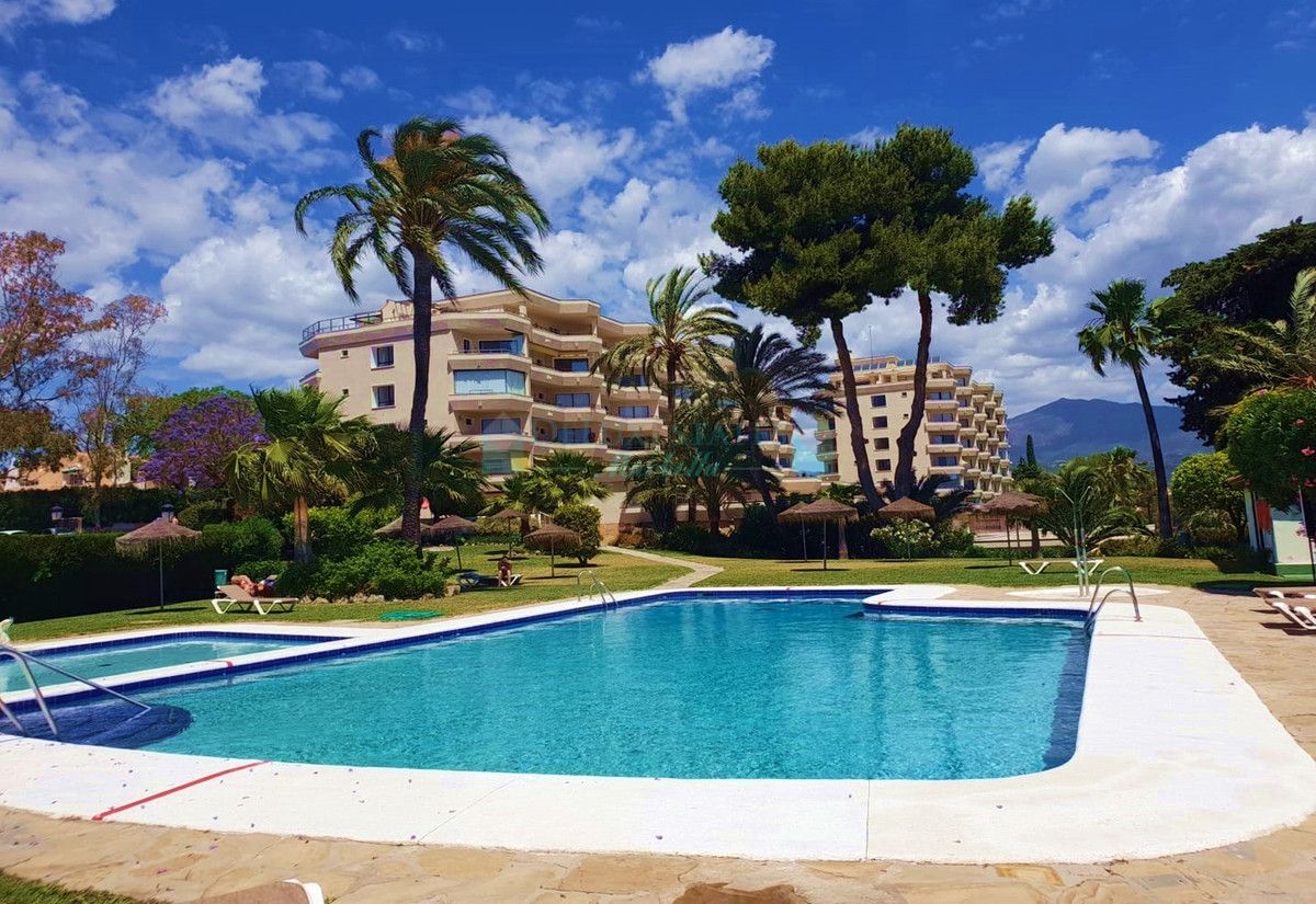 Apartamento en venta en Atalaya, Estepona