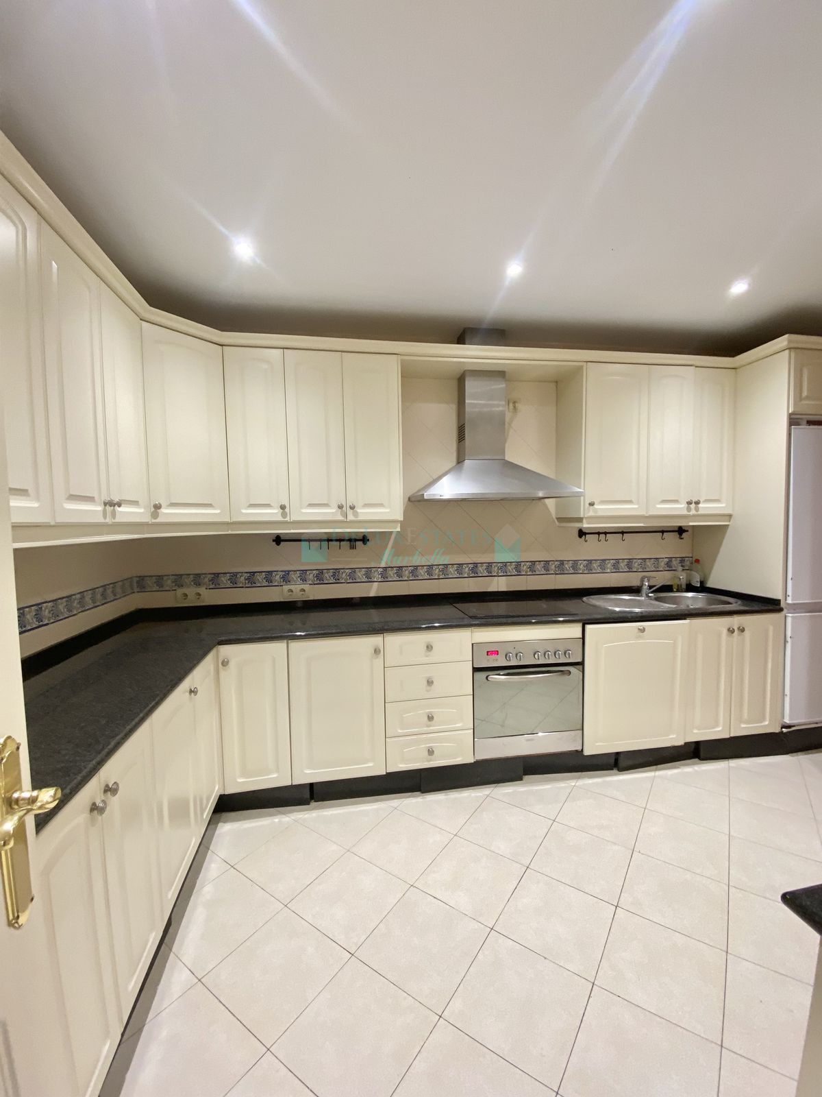 Apartment for rent in Elviria, Marbella East