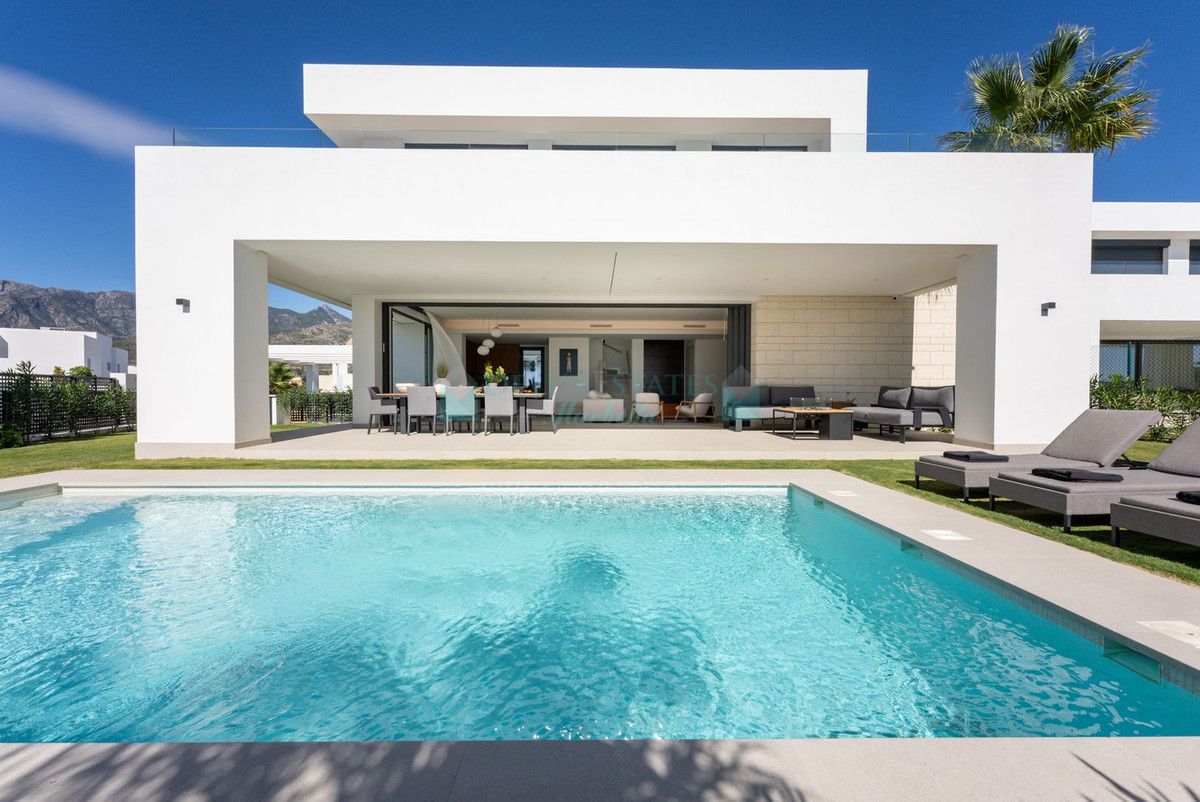 Villa for sale in Rio Real, Marbella East