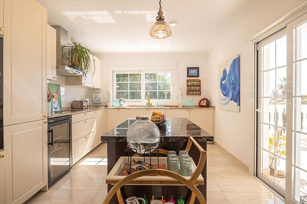 Villa for sale in El Paraiso, Estepona