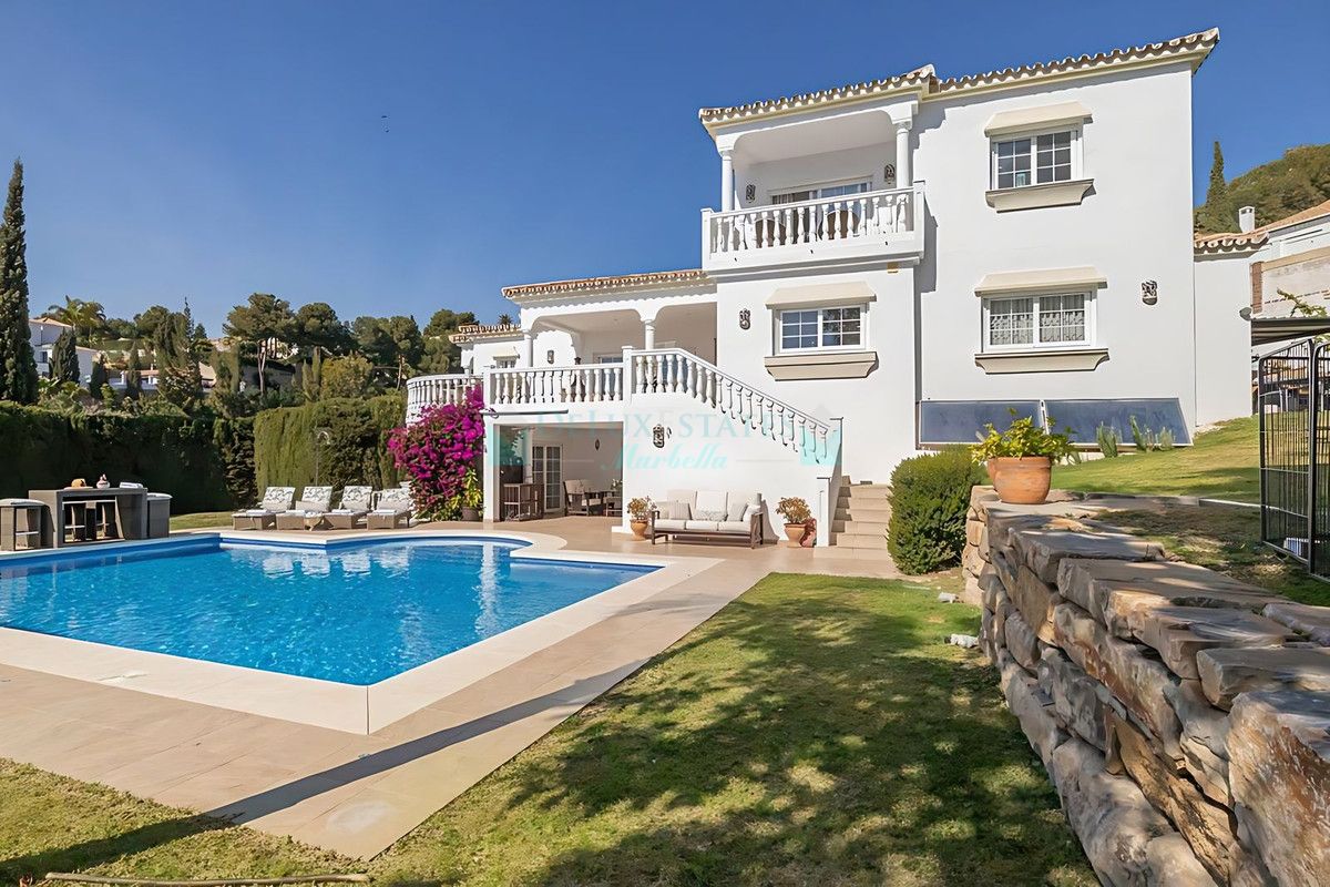 Villa for sale in El Paraiso, Estepona