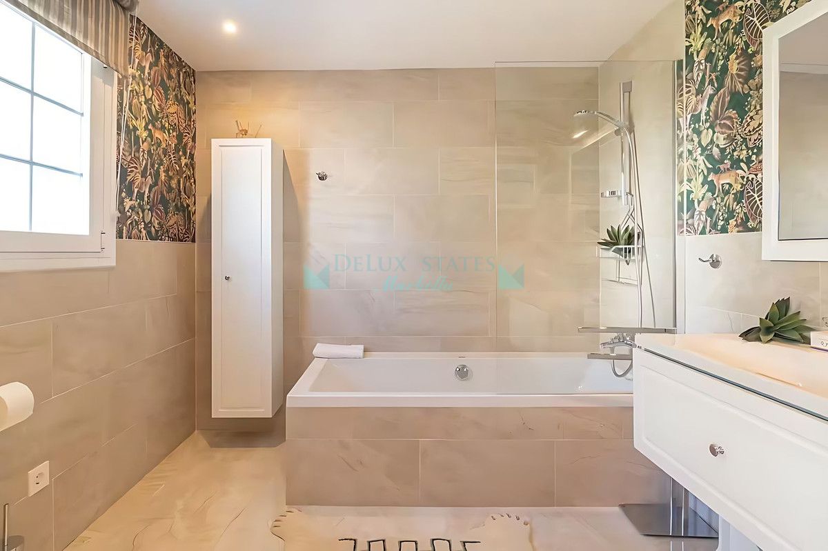 Villa for sale in El Paraiso, Estepona