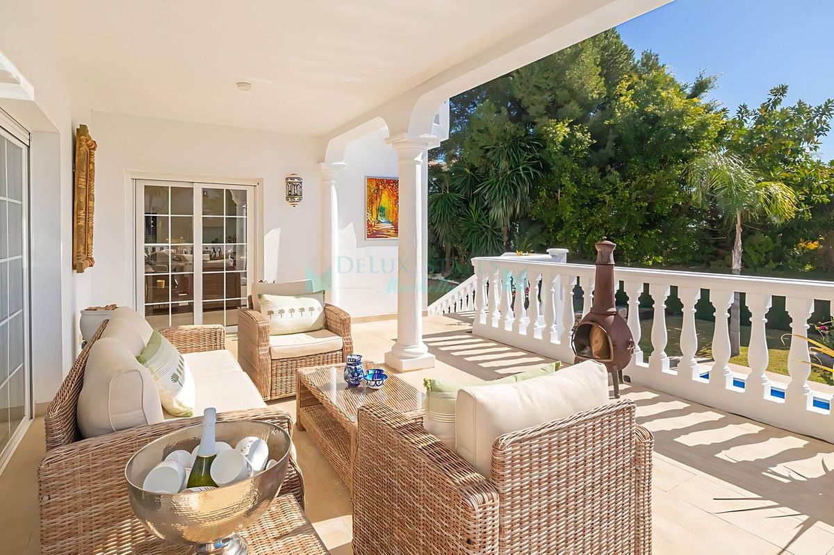 Villa for sale in El Paraiso, Estepona