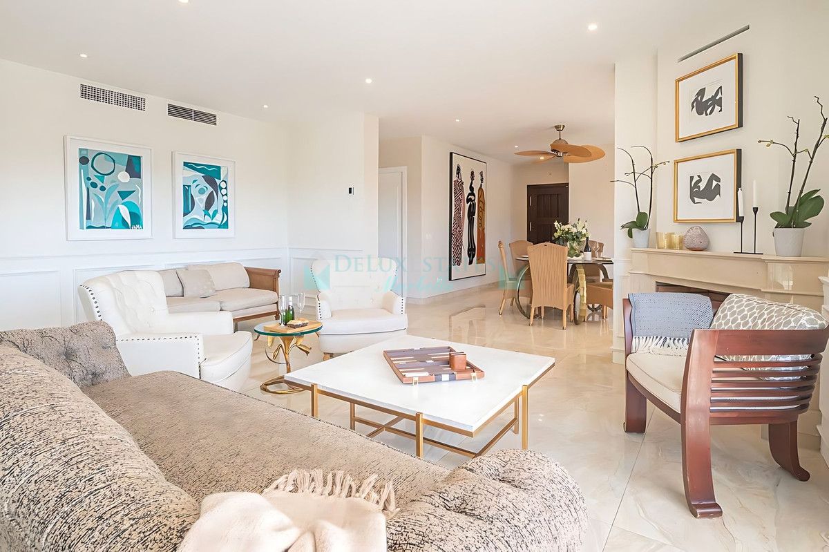 Villa for sale in El Paraiso, Estepona