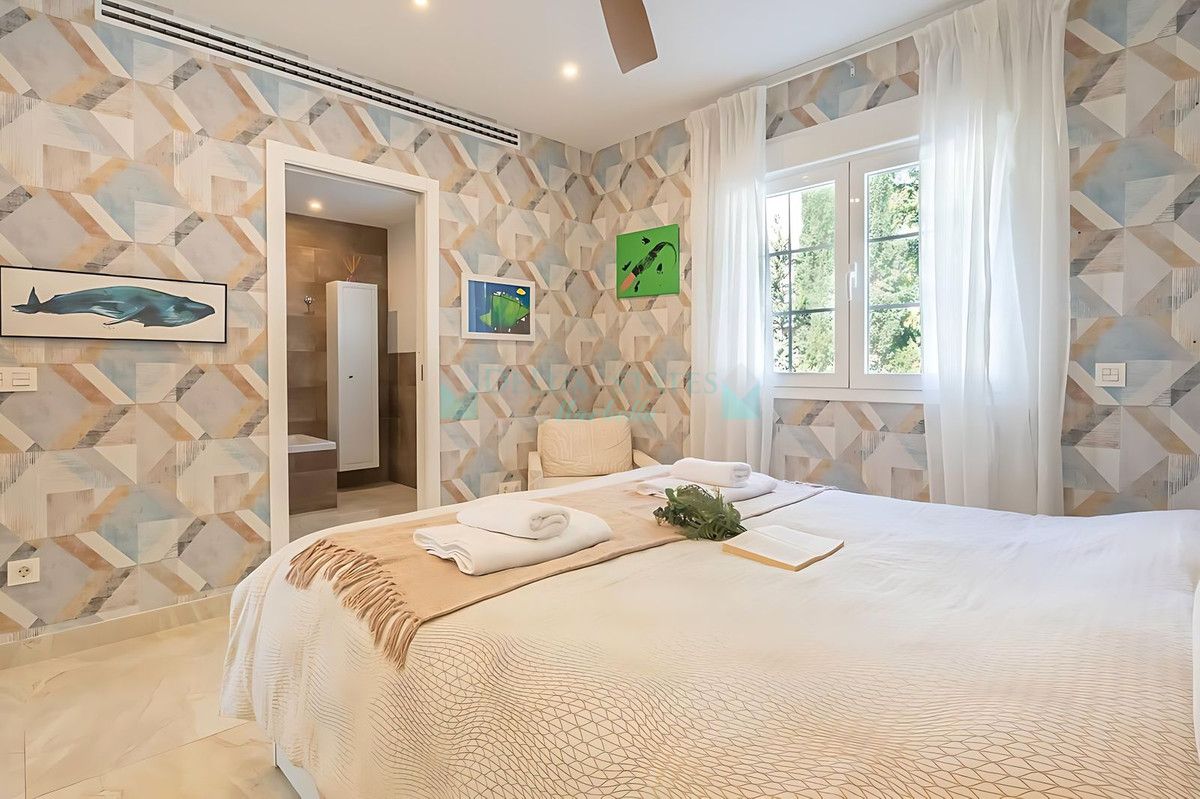 Villa for sale in El Paraiso, Estepona