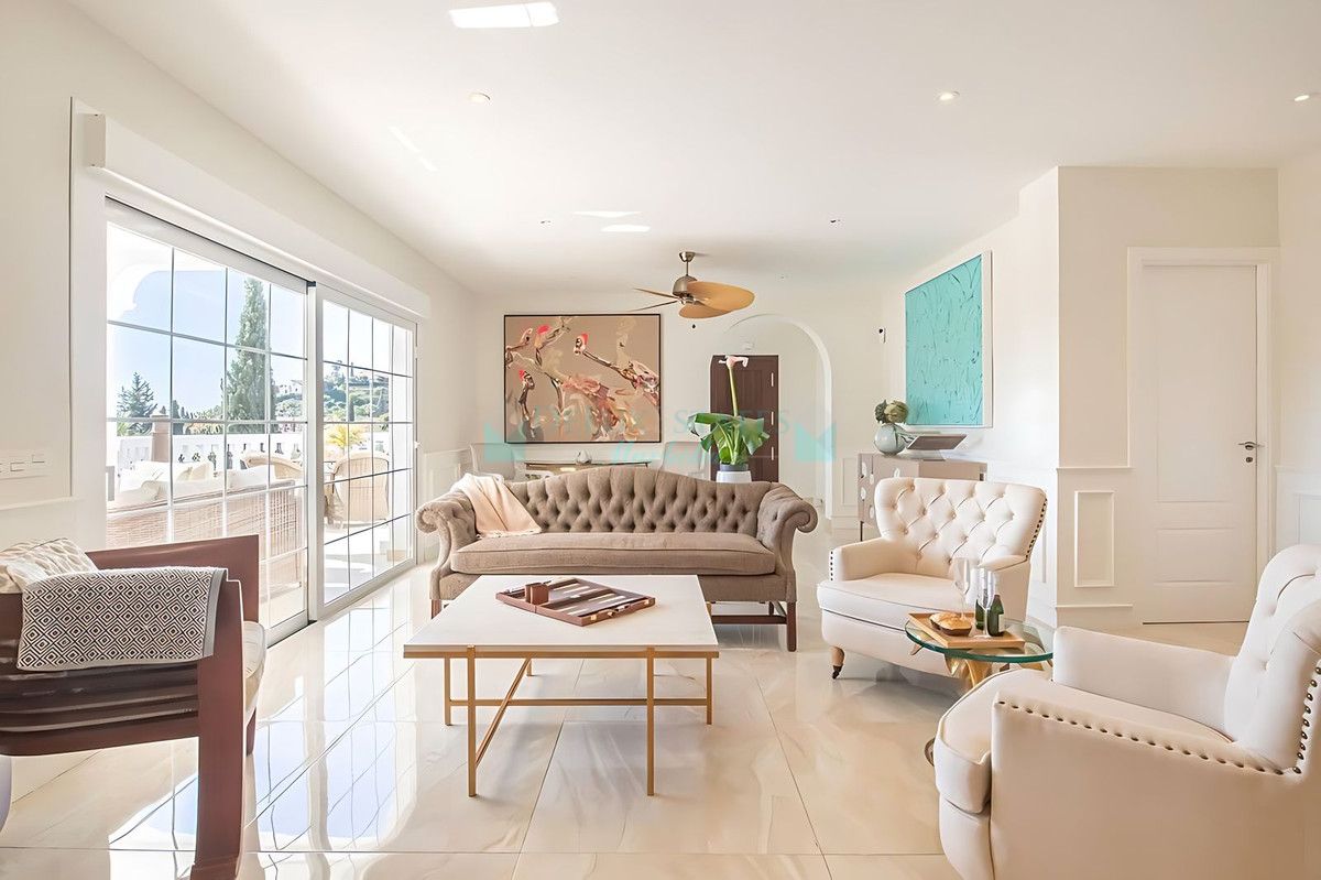 Villa for sale in El Paraiso, Estepona