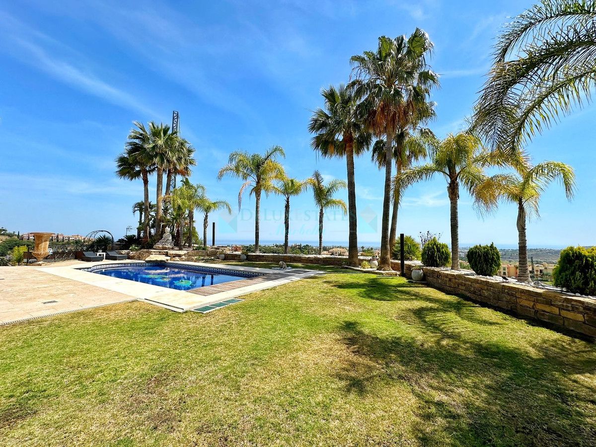 Villa en venta en Los Arqueros, Benahavis