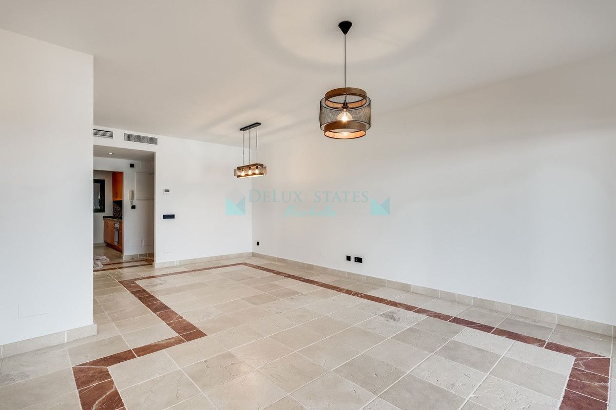 Apartamento en venta en Atalaya, Estepona