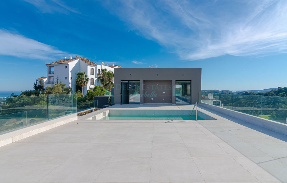 Villa for sale in Los Arqueros, Benahavis