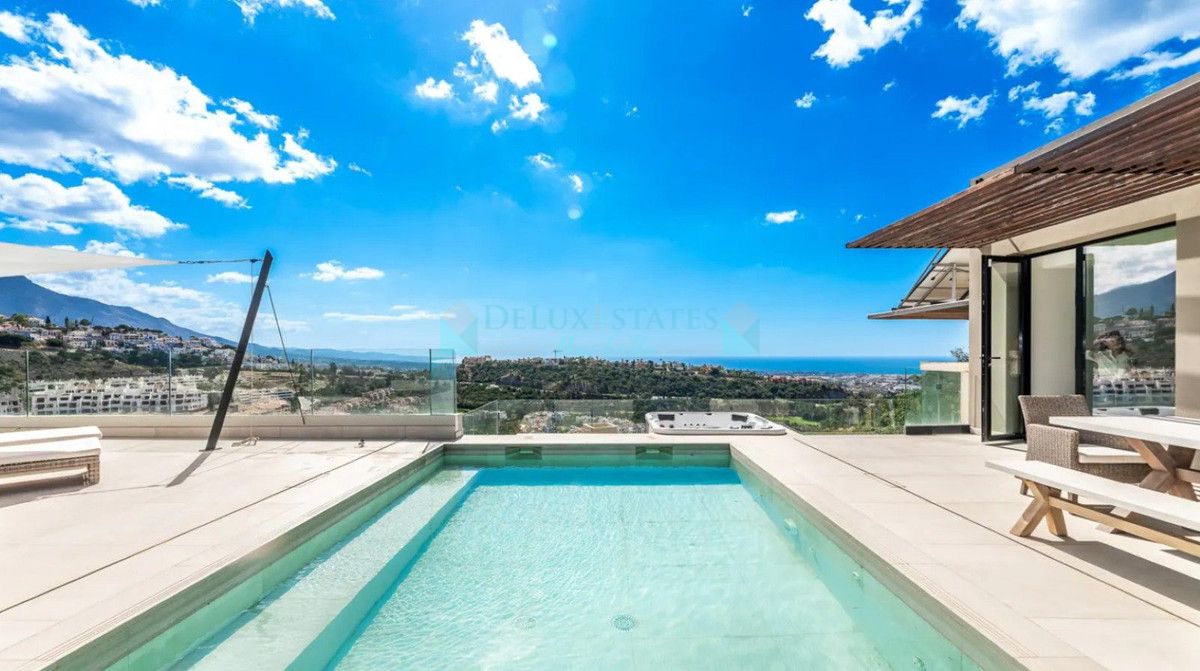 Villa for sale in Los Arqueros, Benahavis