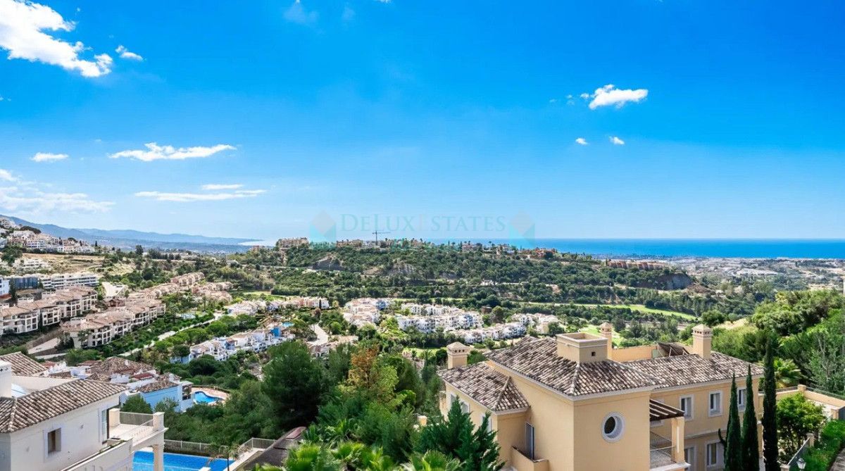 Villa for sale in Los Arqueros, Benahavis