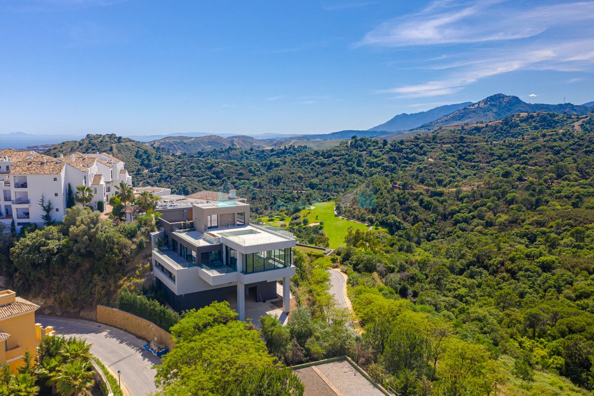 Villa for sale in Los Arqueros, Benahavis