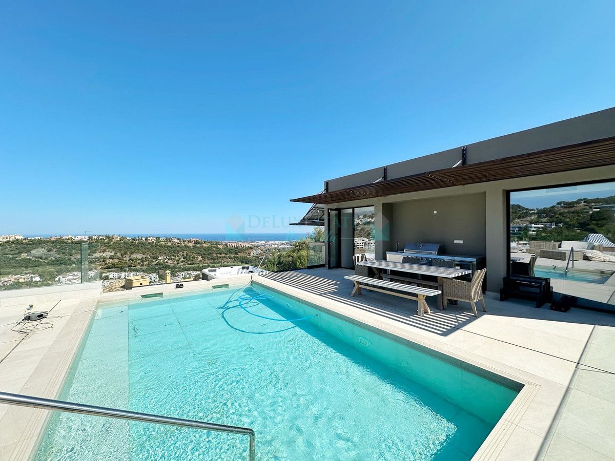 Villa for sale in Los Arqueros, Benahavis